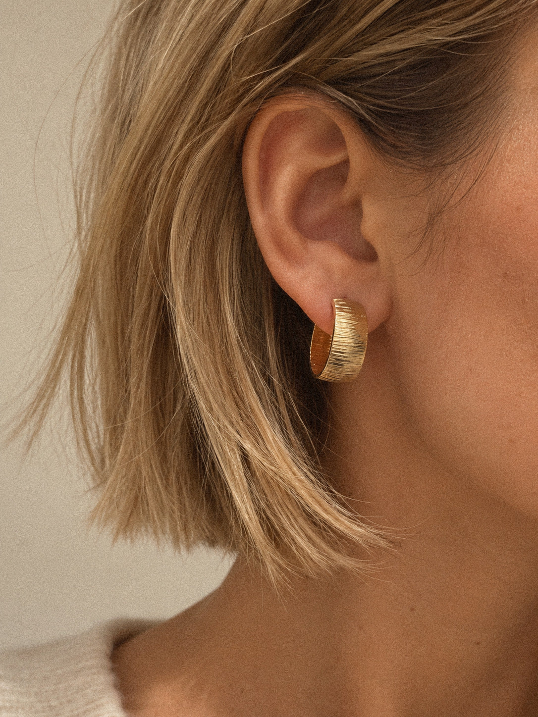 Strukturierte Creolen 24 mm aus 750er Gold – Ansicht 4