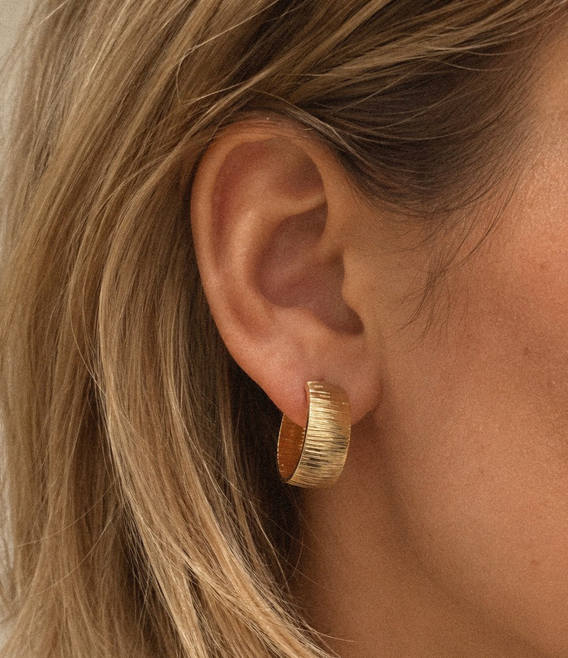 Strukturierte Creolen 24 mm aus 750er Gold