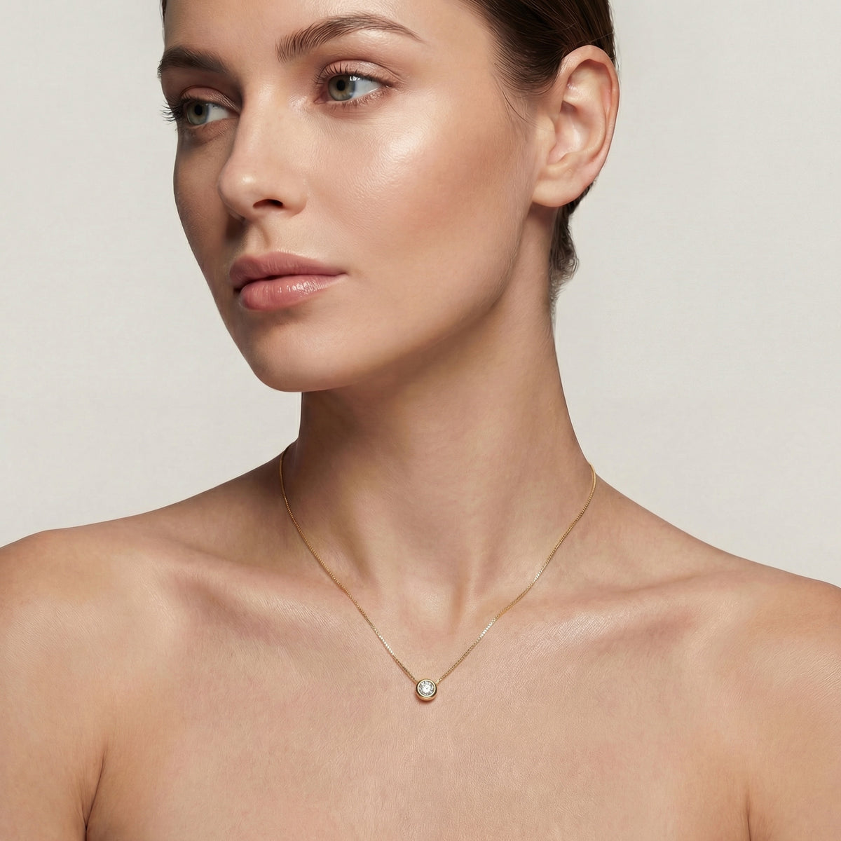 18K (750) Gold Kette mit 8 mm Zirkonia Anhänger getragen | PAEEZE
